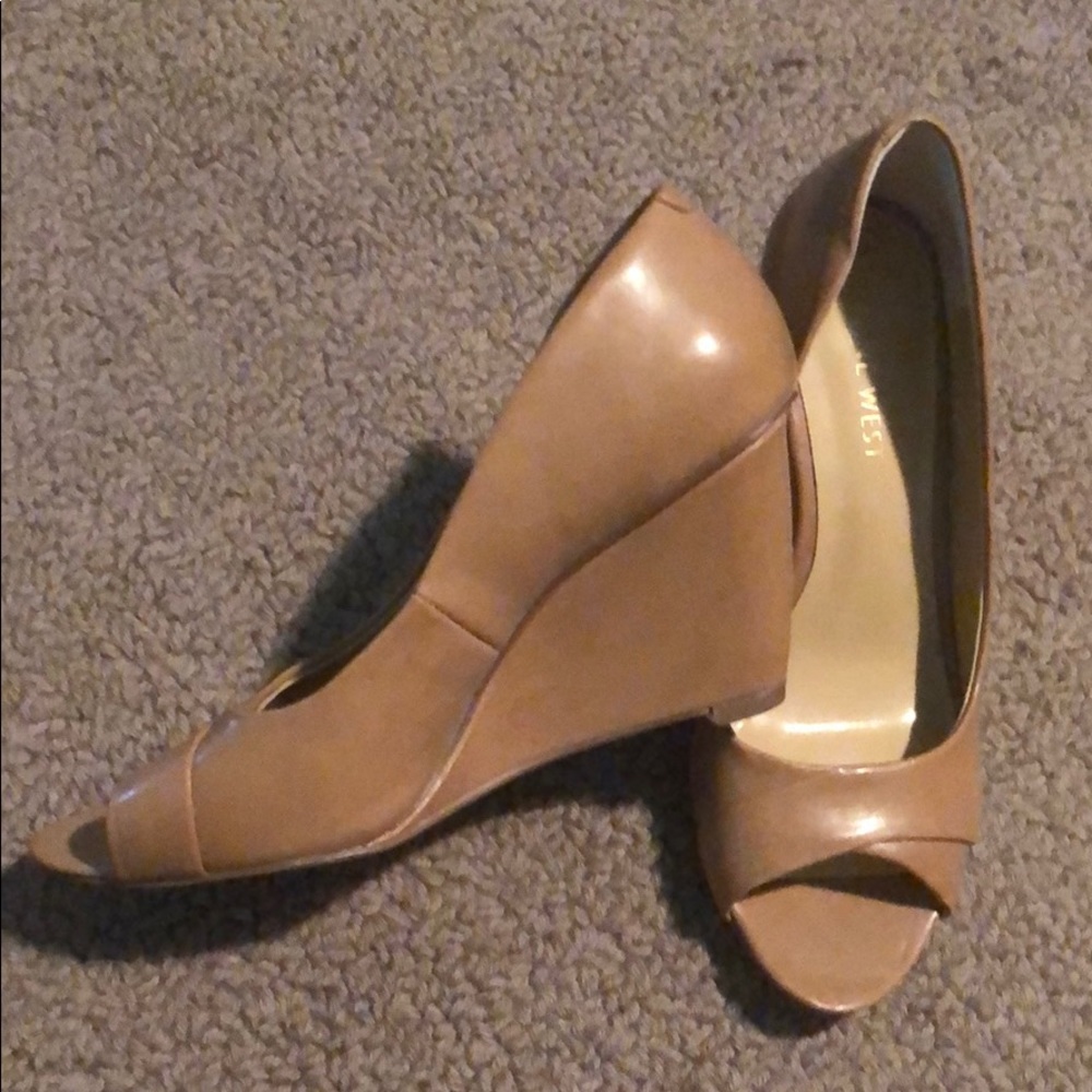 NWOT Nine West tan wedge